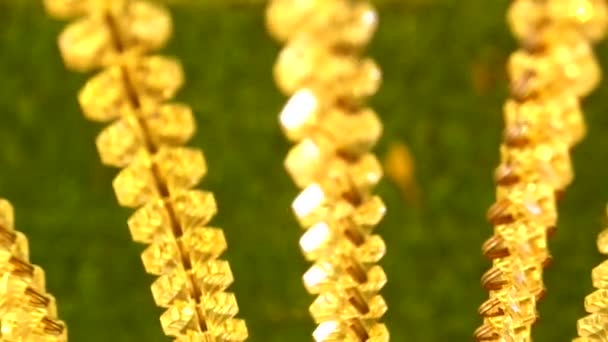 close up chaîne de cristal mobile mobile et lumière chaude 