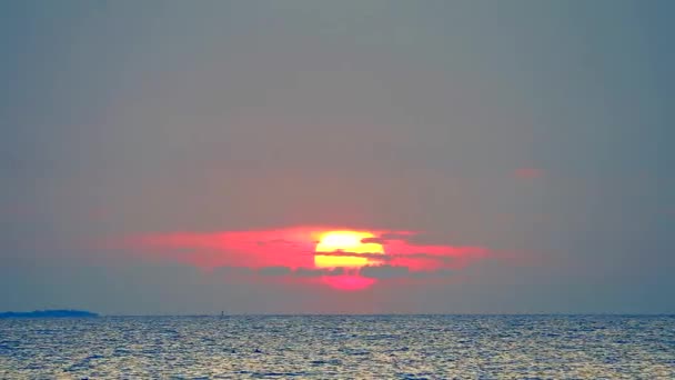 Τελευταίο φως του ηλιοβασιλέματος στη θάλασσα πίσω από το σύννεφο σιλουέτας — Αρχείο Βίντεο