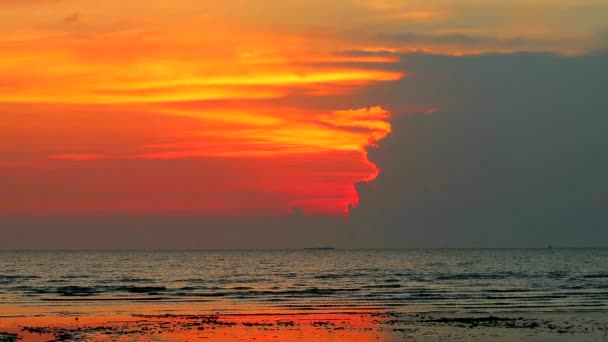 Licht des Sonnenuntergangs Strahl zurück Silhouette Haufen Wolke kleine Welle am Strand — Stockvideo