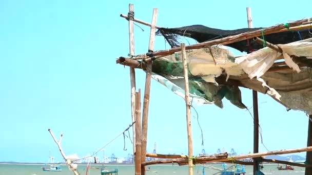 A casa abandonada foi explodida deserta ao longo da praia. — Vídeo de Stock