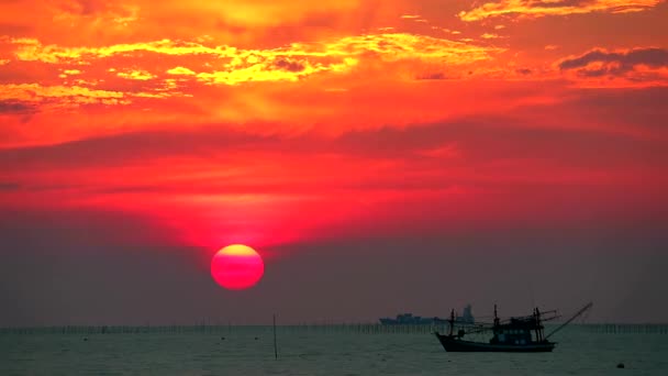 Tijdverloop van zonsondergang op zee en Silhouete vissen boat2 — Stockvideo