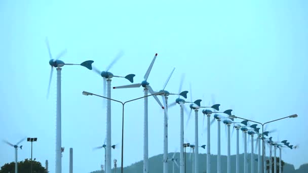 Vindturbiner omvandlar energi från vind till el vilket är naturvänligt — Stockvideo