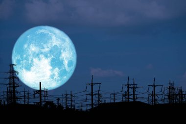 gece gökyüzünde siluet elektrik direğinde mavi süt ay geri