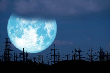 gece gökyüzünde siluet elektrik direğinde mavi süt ay geri