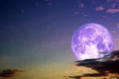 Dolunsaman ay ve siluet beyaz bulut gece gökyüzü