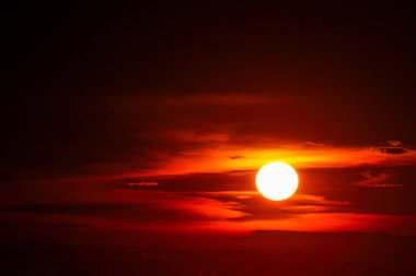 Deniz ve okyanus geçen ışık kırmızı gökyüzü siluet bulut on Sunset