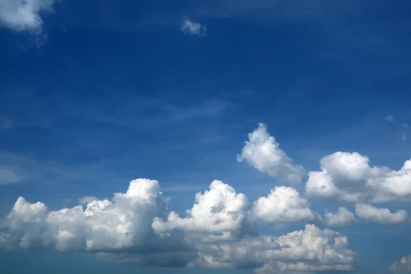 Verschwimmen weiße Haufen Wolken Sonnenschein auf blauem Himmel weiche Wolken — Stockfoto