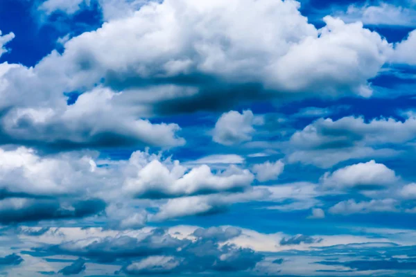 Borrão branco heap nuvem sol no verão azul céu nuvem macia — Fotografia de Stock