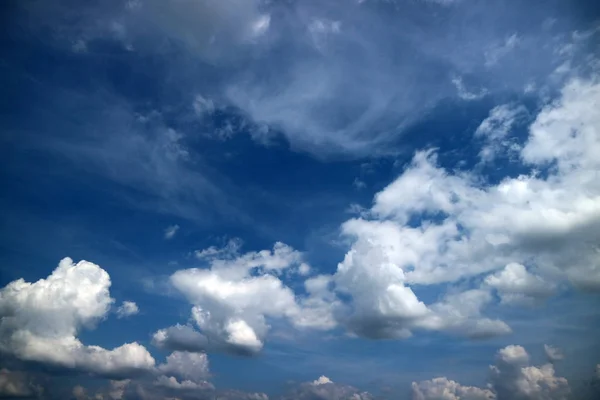 Borrão branco heap nuvem sol no céu azul nuvem macia — Fotografia de Stock