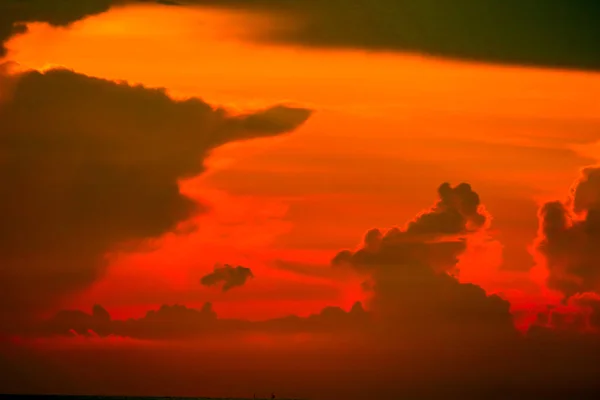 Colorido de nascer do sol em silhueta céu nuvem barco de pesca e em — Fotografia de Stock