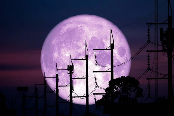 满丰收月亮回到剪影电力电线和波尔 — 图库照片