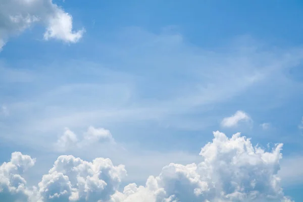 Sommer blauer Himmel weiche Wolke weiß riesige Haufen Wolke Sonnenschein — Stockfoto