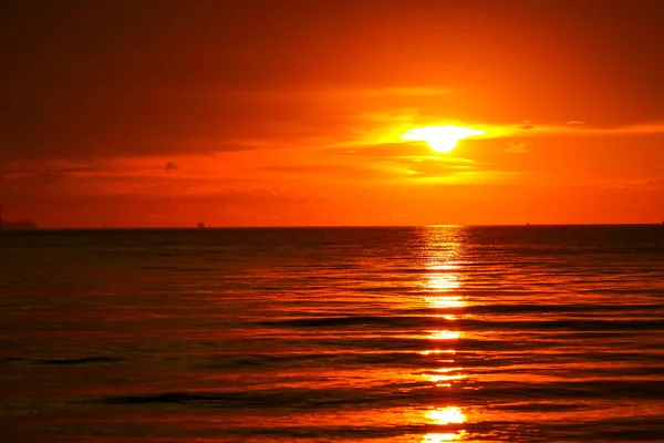 Puesta de sol en el mar y el océano última luz cielo rojo silueta nube —  Fotos de Stock