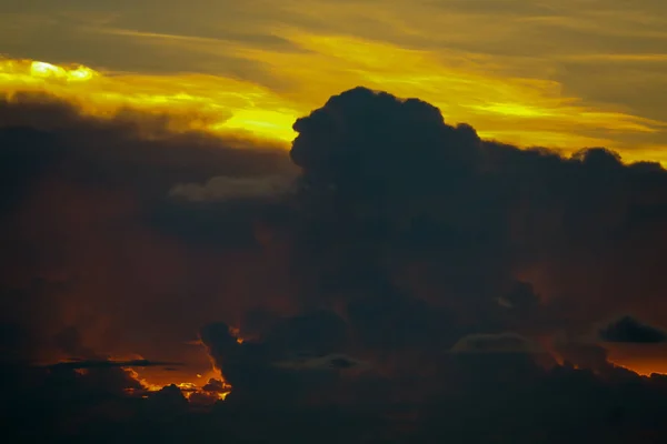 Céu pôr do sol de volta na nuvem silhueta escura buraco chama de lava vermelha de — Fotografia de Stock