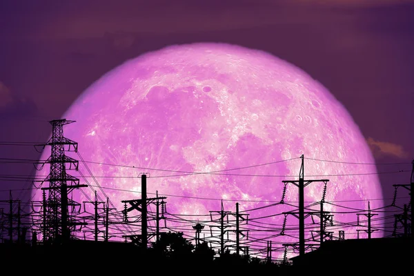 Σούπερ γάλα Σελήνη πίσω στη σιλουέτα ηλεκτρικό πόλο σε νυχτερινό ουρανό — Φωτογραφία Αρχείου