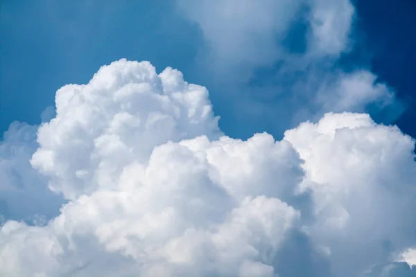 Weißer Haufen Wolke Sonnenschein in tropischem blauem Himmel weiche Wolke — Stockfoto