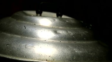 Kapak buhar ve deniz ürünleri kokusu ile açıldığında sıcak midyeler