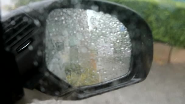 Kierowca parkowania samochodu, ponieważ nie może patrzeć lustro boczne i wstrząsnąć samochód przez ciężki wiatr — Wideo stockowe