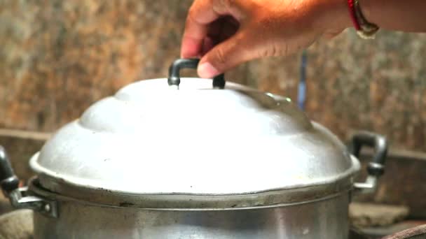 Sıcak midye kapağı buhar lı deniz ürünleri ile açıldığında iyi koku — Stok video