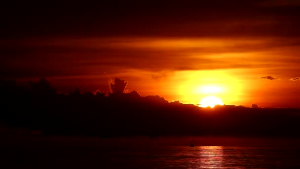 Pôr do sol no mar de volta silhueta nuvem e barco de pesca em movimento lapso de tempo — Vídeo de Stock