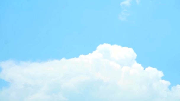 Блакитне небо біла хмара перетворює той же вокальний вибуховий проміжок часу — стокове відео
