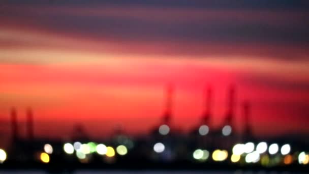 Розмитий захід сонця небо і світло морського порту і промислового — стокове відео