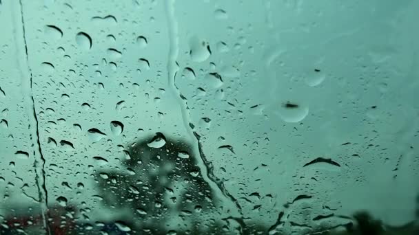 雨が降り、車が強風で揺れるので、道路の横にドライバーの駐車車 — ストック動画