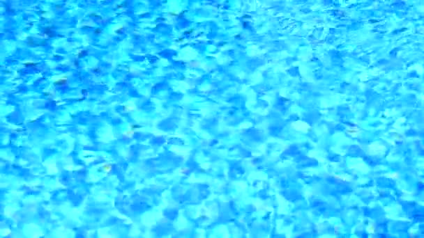 Moto lento di onda su fondo superficie dell'acqua in piscina piastrelle azzurre — Video Stock