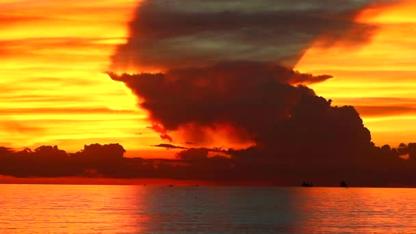 Puesta de sol en el mar y rayos de sol atrás silueta nube lapso de tiempo — Vídeos de Stock