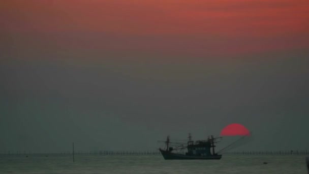 时间推移日出海上的红色天空和剪影渔船 — 图库视频影像