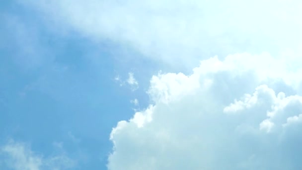 ciel bleu et tas nuage blanc roulant et se déplaçant par le vent laps de temps 