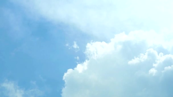 Cielo azul y un montón de nubes blancas rodando y moviéndose por el viento lapso de tiempo — Vídeos de Stock