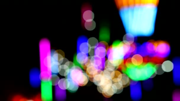五颜六色的模糊滚动光和剪影的人在夜市公平 — 图库视频影像