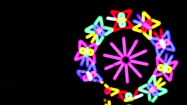 Kleurrijke reuzenrad rollende Butterfly neon licht in de avondmarkt Fair — Stockvideo