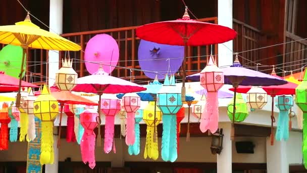 Lámparas multicolor y paraguas en el norte de Tailandia Decoración colgante al aire libre — Vídeo de stock
