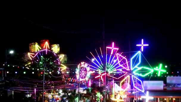 Mehrfarbiges Riesenrad und rollendes Neonlicht auf dem Nachtmarkt — Stockvideo