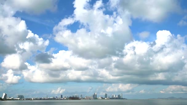 Blauwe lucht en witte wolk verhuizen over zee en Pattaya City time lapse — Stockvideo