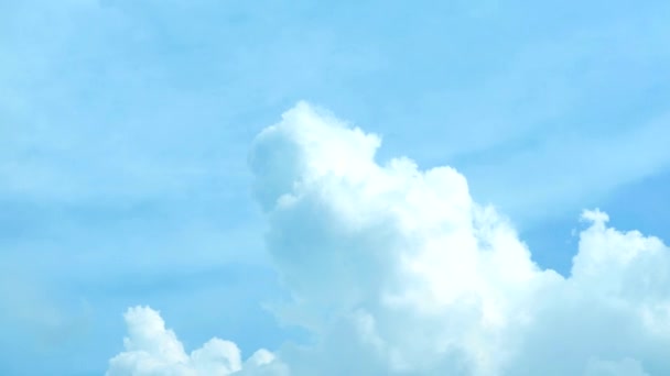 Голубое небо белое облако летит ветром — стоковое видео