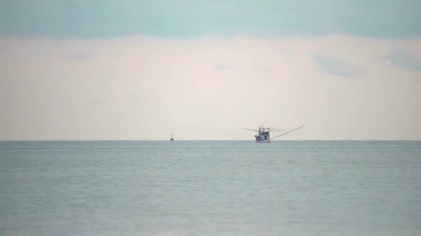 Fiskebåt gå till havet för att hitta skaldjur — Stockvideo