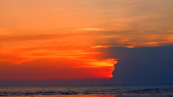 Luz del rayo de la puesta del sol atrás silueta montón nube — Vídeo de stock