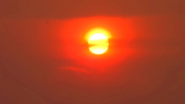 Sonnenuntergang bewegen weichen Silhouette Wolke passieren — Stockvideo