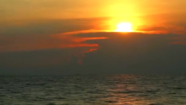 Puesta de sol de nuevo en la silueta nube lapso de tiempo en el mar — Vídeo de stock