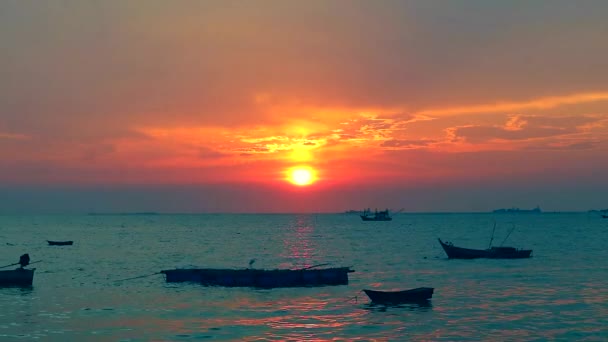 Puesta de sol en el mar y estacionamiento del barco de pesca — Vídeo de stock