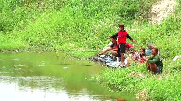 Chonburi, Tailandia-Mayo 09,2019 La familia vino a pescar en el lago de vacaciones2 — Vídeo de stock