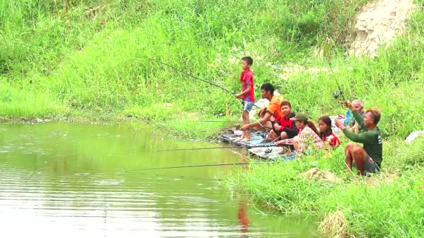 Chonburi, Thailand-09 mei 2019 de familie kwam om te vissen op het meer op holiday2 — Stockvideo