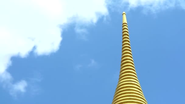 Witte wolk beweegt op blauwe hemel boven pagode — Stockvideo