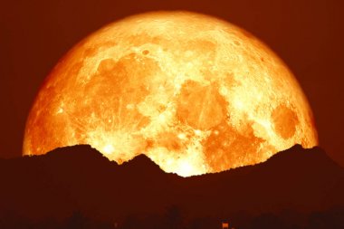 siluet dağ üzerinde gece kırmızı gökyüzünde kan ay