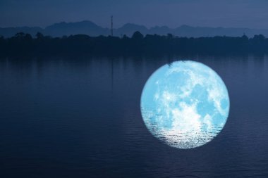 gece gökyüzü geri siluet çilek ay nehri üzerinde yansıması