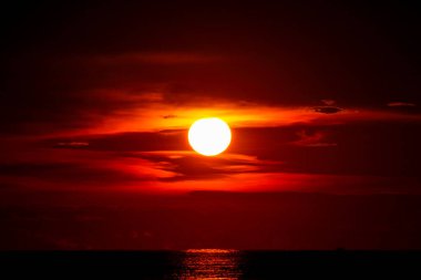 Deniz ve okyanus geçen ışık kırmızı gökyüzü siluet bulut on Sunset