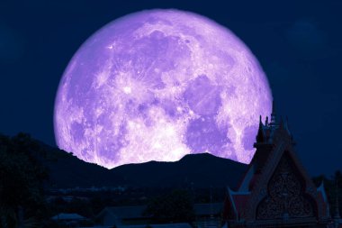 Visakha Bucha D tapınağın süper ay geri siluet üst kapı